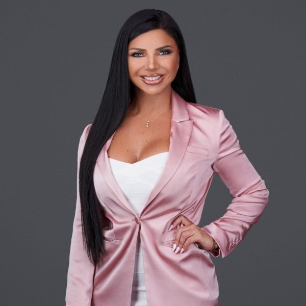 Gigi becker realtor headshot