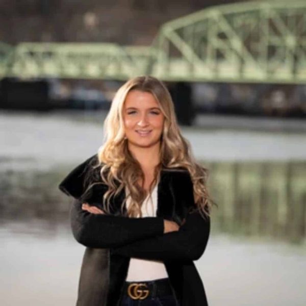 Jennelle Demers headshot 1124