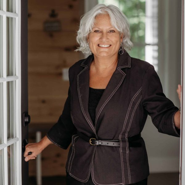 Lauri Dyer Headshot 0922_BIO